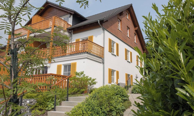 Neuastenberg Apartment | Stylish holiday home in Sauerland with view. Comfort for 6 people, directly at ski area and hiking trails.