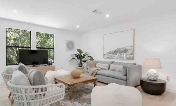 Austin House | Stylish home 15 minutes from S Congress and ACLn