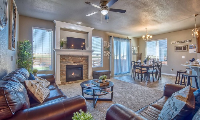 Elbert House | Stylish Home! 2 Master Suites, 5 Bedroom, 3 Full Bath, Golf Course Community