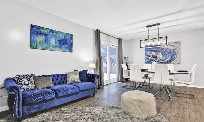 Mission House | ♦Stylish Home ♦Corner Lot♦Full Kitchen♦Backyard♦BBQ♦10min→DT♦Google Fiber♦