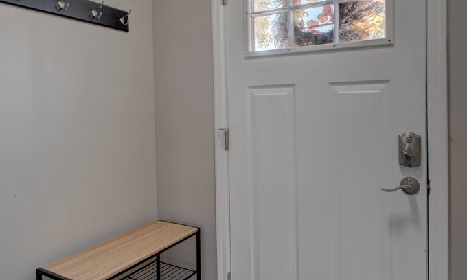 Gary House | Stylish Home Near BP/Hospitals