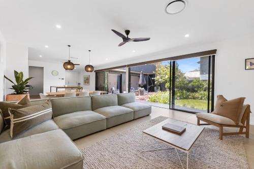 Marcus Beach House | Stylish Home near Noosa & Peregian, walk to Beach
