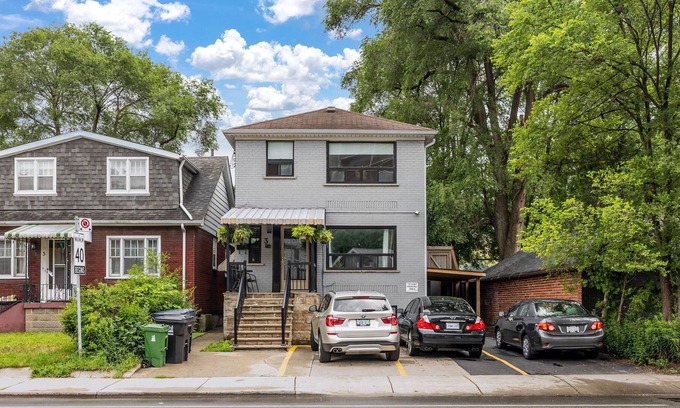 Broadview North Apartment | stylish home, sleeps 5, Free Parking with Tesla Charger