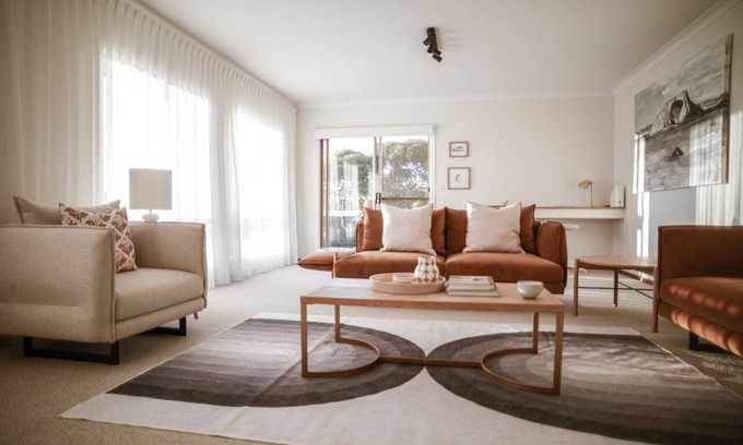 Esperance House | Stylish home to accommodate everyone. Only minutes away from town centre.