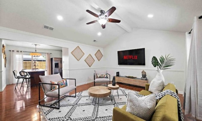 Houston House | Stylish Home w Breakfast Bar in Prime Location!