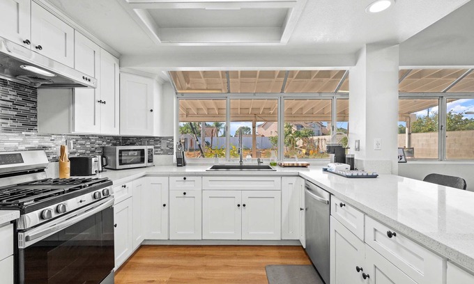 Valinda House | Stylish Home w Full Kitchen Garage Backyard