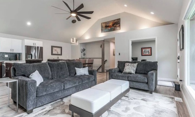 Mission House | Stylish Home with 2-Car Garage, Home Office 1 Gig WiFi, Dog Friendlynn