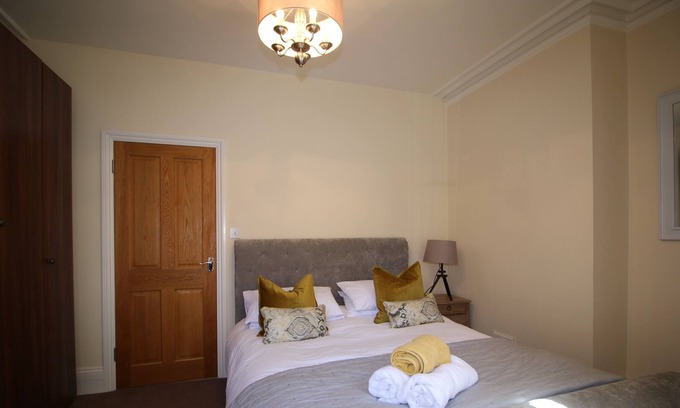 Basingstoke Apartment | Stylish large one bedroom apartment with courtyard area