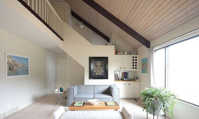Sioux City House | Stylish lofted w/private driveway, garage and backyard