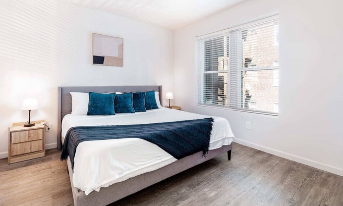 DeBaliviere Place Apartment | Stylish Luxe 2BR Apartment Cozysuites W/parking! 3E