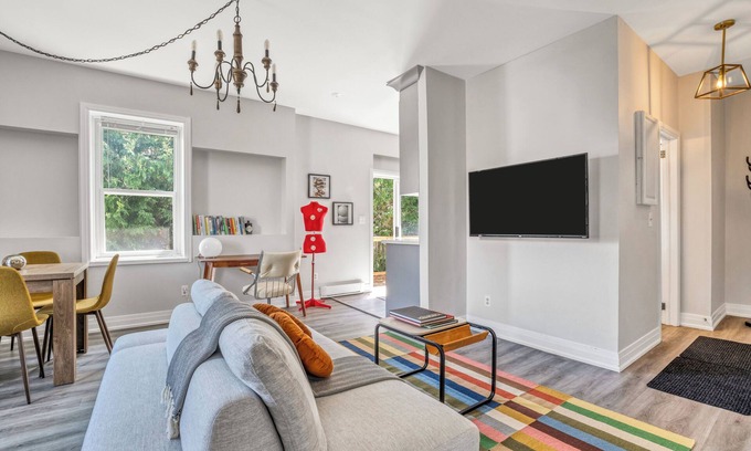 Peterborough Apartment | Stylish Mid-Century Stay, 5 Mins to Hospital