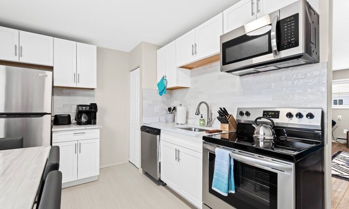 Warren Apartment | Stylish Mid-Century | 2BD | CentralHZ