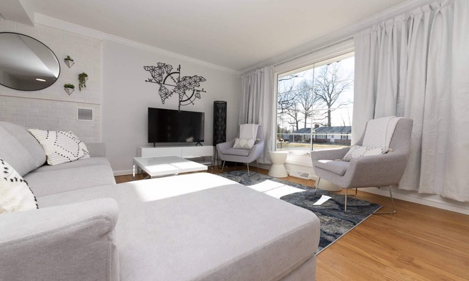 Parole House | Stylish Midcentury Ranch Pet-Friendly Home Just 1.5 Miles from Navy Stadium One-Level Living