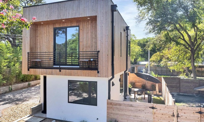 Cherrywood House | Stylish Minimalist Retreat: Central Austin, Tree-Top Views, Walkable to Mueller