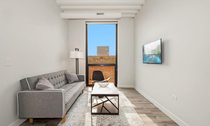 Edgewater Apartment | Stylish Modern 1BR Suite Right by Loyola University - StayGia