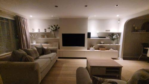 Pollokshaws House | Stylish Modern 3 bedroom house free parking