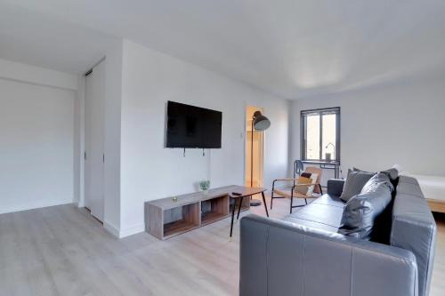 Court House Apartment | Stylish Modern And Comfy Studio w View Park