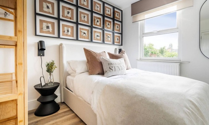 Hillingdon Apartment | Stylish Modern Designed Apt, near Station, London
