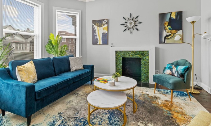 Woodlawn Apartment | Stylish | Modern Design | Windy City Retreat