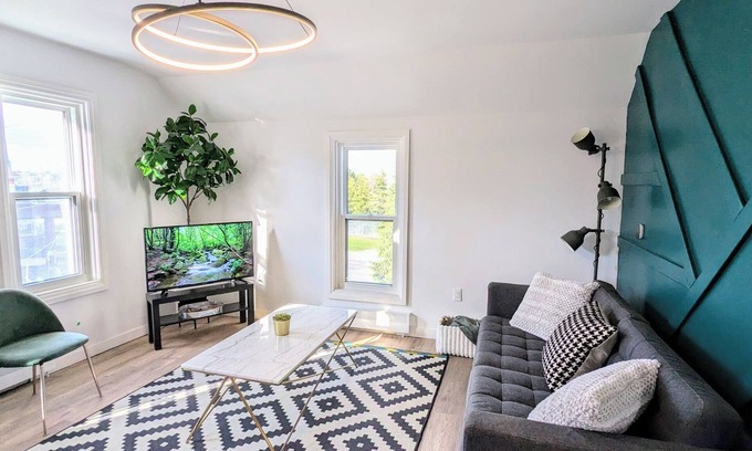 Barrie Apartment | Stylish & Modern House ♥ Walking distance to Barrie Beach!