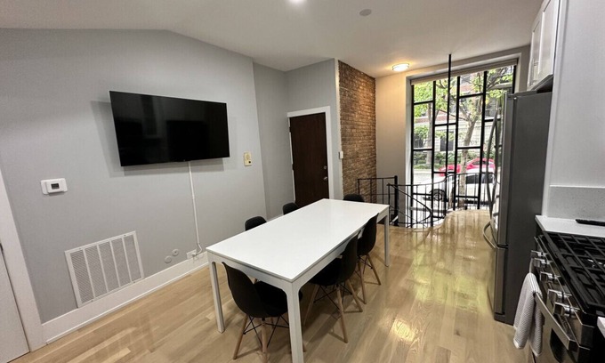 Rush and Division Apartment | Stylish & Modern Stay in Gold Coast, Chicago – 2 Stunning Units!