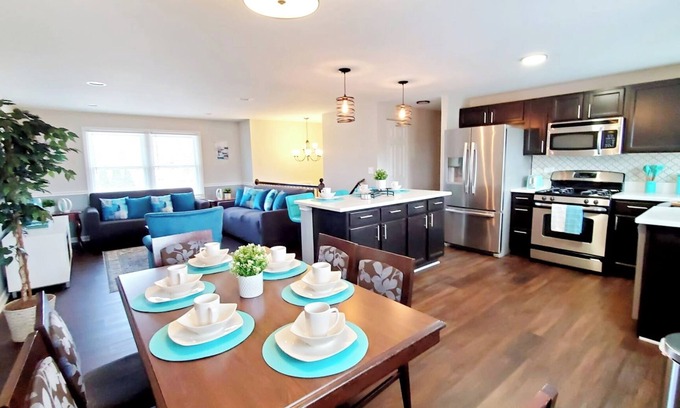 Wasco House | Stylish Modern Two Level 4BR Home Open Kitchen Big Yard & Deck Schaumburg O'Hare
