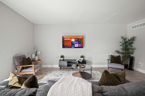 Rochester Apartment | Stylish & Modern Unit Prime Location & Comfort