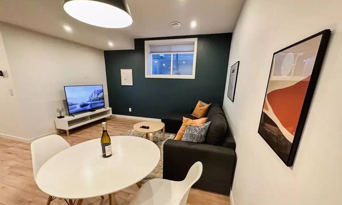 Cochrane House | Stylish New Suite next door to the Rockies