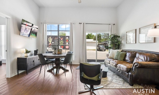 North Loop Apartment | Stylish North Lamar Gem for a Group + Free Parking