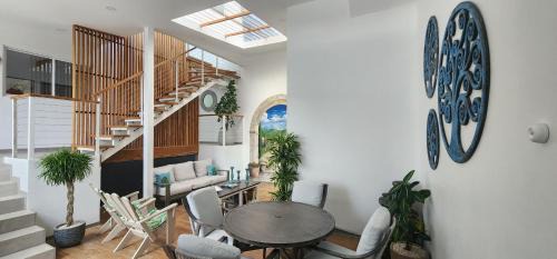 San Rafael de Heredia Apartment | Stylish Oasis Retreat with Modern Amenities & Scenic Views