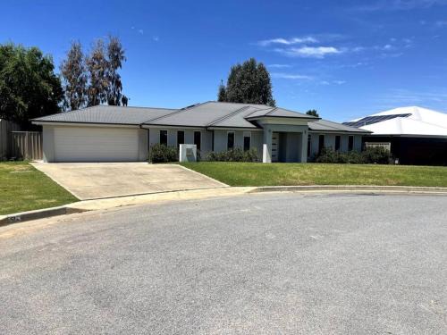 Boorooma House | Stylish Open Plan Retreat