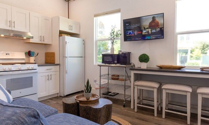 Mar Vista Apartment | Stylish Private Gorgeous 2 Story Guesthouse + Parking