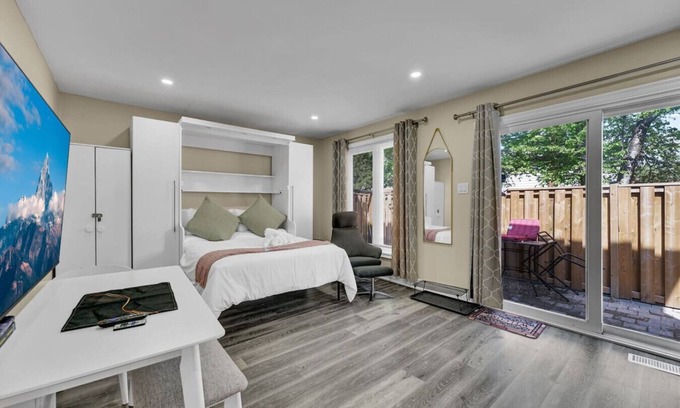 The Peanut Apartment | Stylish & Pvt. 1 BR & Bath Apt w/Free Parking