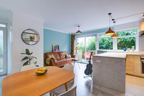 London Borough of Bromley Apartment | Stylish quiet garden flat with parking in London Zone 4