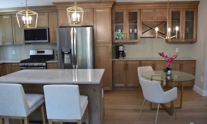 Troy House | Stylish Renovated Ranch, 4 Bed/3.5 Bath, North Troy in Private Cul-de-Sac