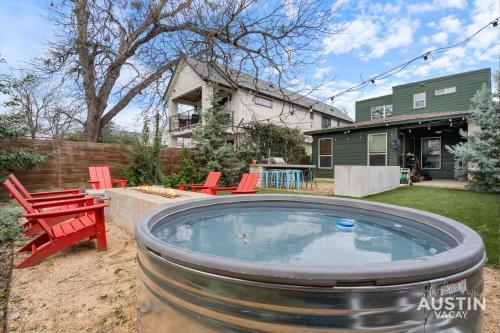 Holly House | Stylish Retreat w Outdoor Oasis in Heart of Austin