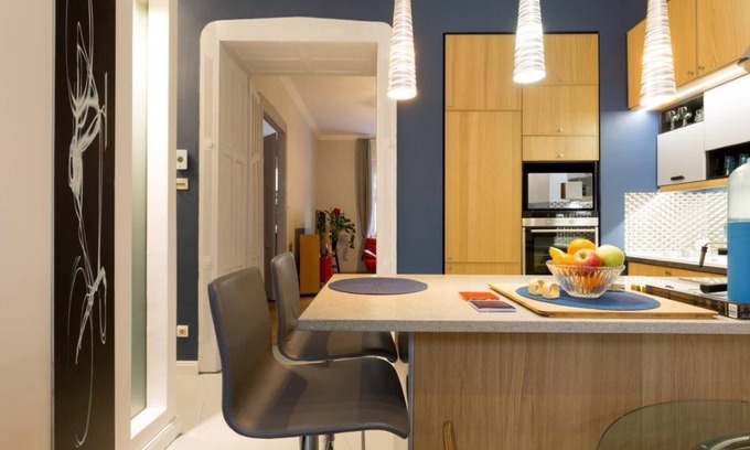 Belso-Ferencvaros Apartment | Stylish Revamped Flat with Aircon near River, Centre