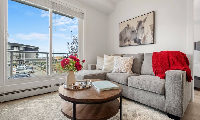 Calgary Apartment | Stylish & Sleek Condo with 24/7 GYM, FREE Parking and Close to Airport!