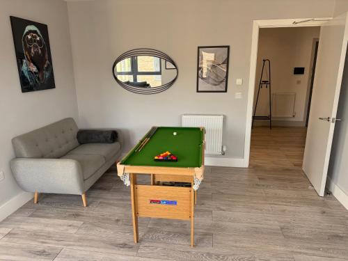 Coulsdon West Apartment | Stylish Spacious 5-Bed Duplex