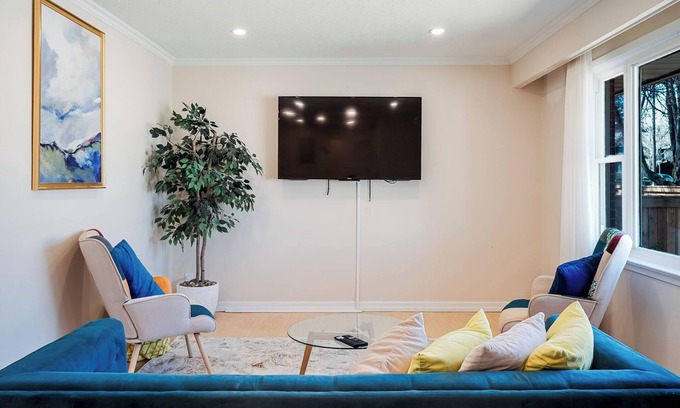 Whitby House | Stylish, Spacious 6-Bedroom Home. 30 minutes from Downtown Toronto