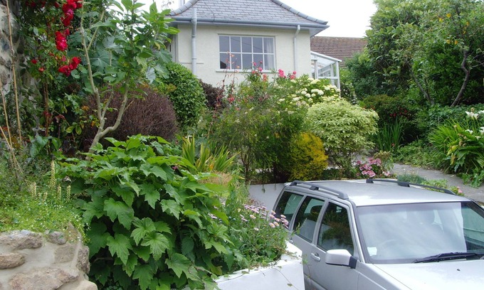 Mousehole Cottage | Stylish Spacious Detached Cottage Sleeps 4 Private Parking Garden Wifi Pets