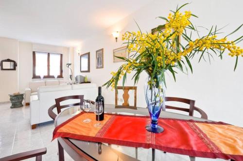 Fertilia House | Stylish & Spacious Townhouse - Walk to Beach & Town
