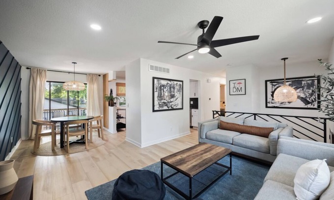 Des Moines House | Stylish Split Foyer - The Sullivan 4 Bedrooms, 2 Bathrooms