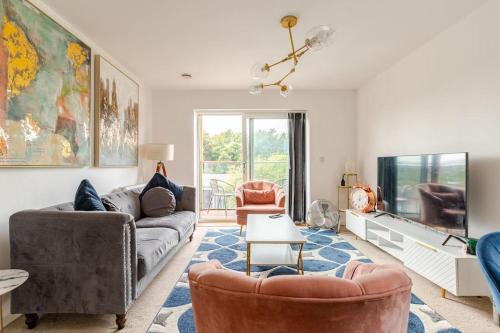 Wainscot Apartment | Stylish Station Apartment in Rochester with Free Parking