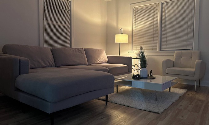 McLean House | Stylish stayat McLean next to tysons corner