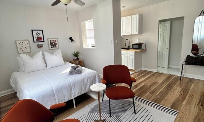 Point Breeze Apartment | Stylish Studio in Vibrant Urban Neighborhood WiFi Ample Closet Space, TV