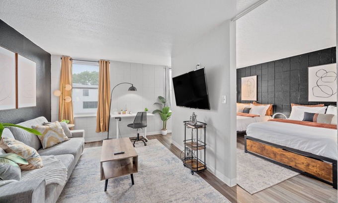 Walnut Hills Apartment | Stylish studio+ Prime Location Cincinnati + workspace + fitness room + smart TVs