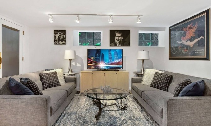 Old Town Triangle Apartment | Stylish Stunner in Great Old Town Neighborhood - Close to North Avenue Beach by RedAwning