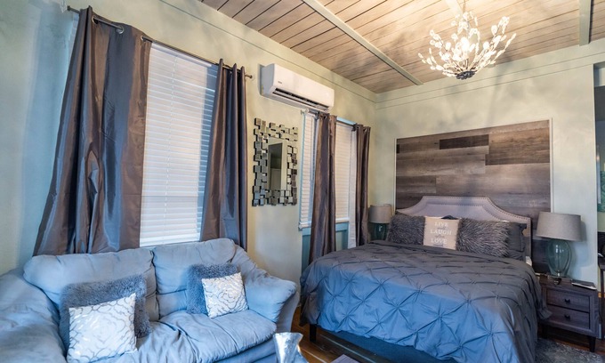 Estate Kings Quarter Apartment | Stylish Suite💎 ❤️of Downtown AC WiFi 10 minute drive to 🏖 Historical area