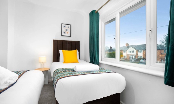 Hall Green House | Stylish Three Bedroom Retreat with Garden